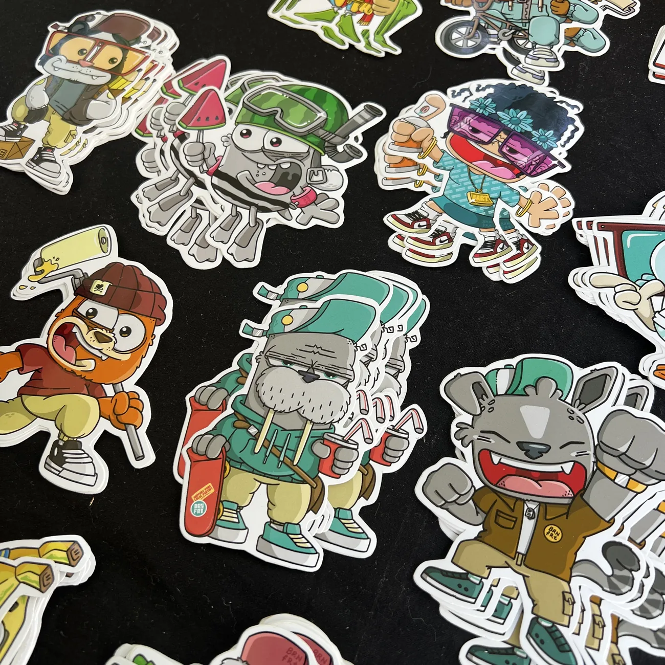 Konturskårne klistermærker fra Brainfart x StickerApp med tegneseriefigurer i streetwear, blandt andet en hvalros med skateboard og en grinende kat