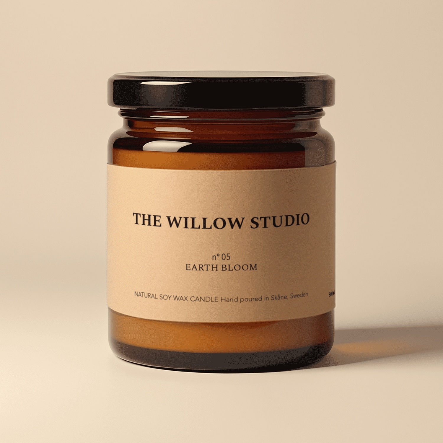 Ravfarvet lysglas med en etiket i kraftpapir til Earth Bloom, et naturligt sojavokslys fra The Willow Studio
