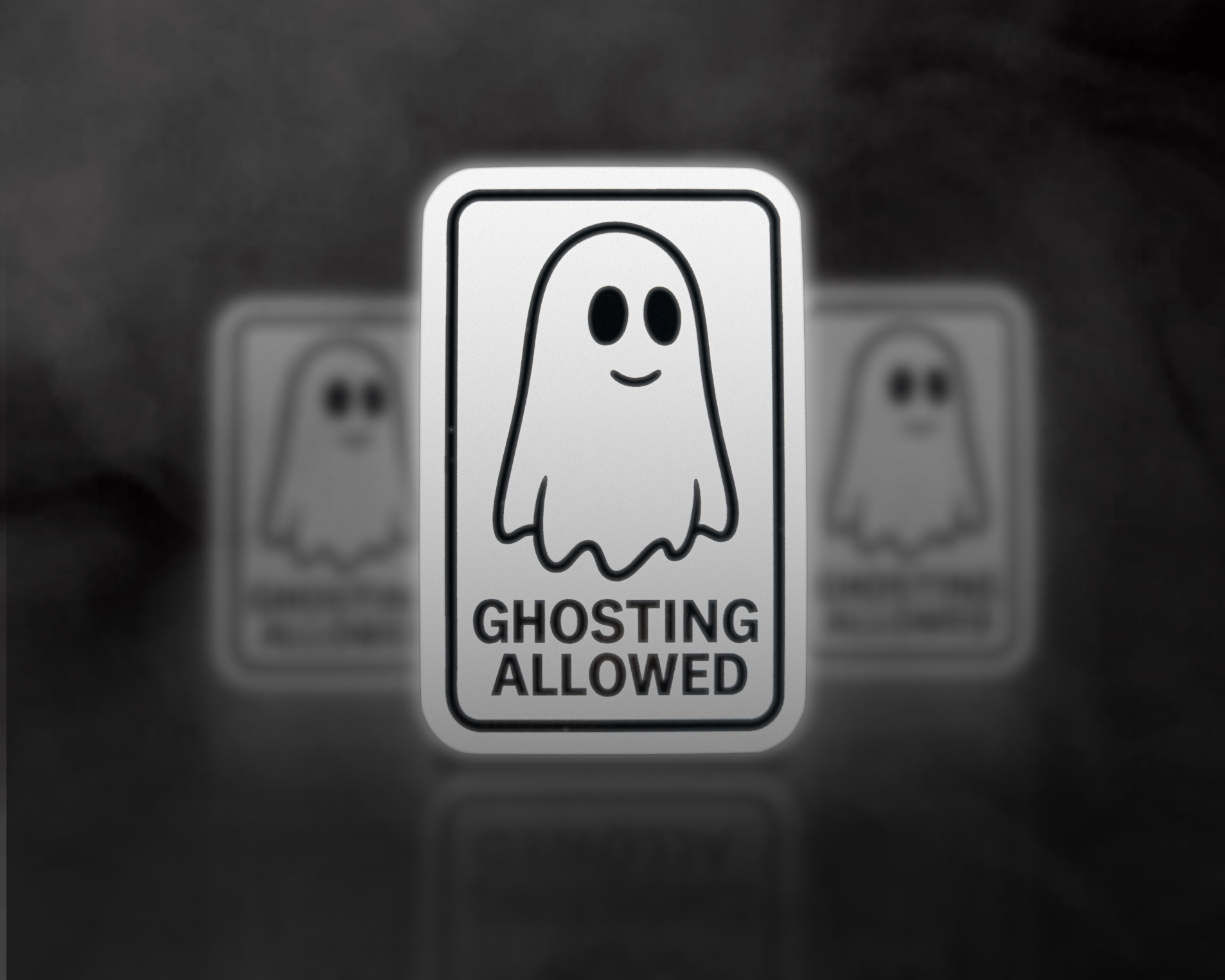 Tegning af et smilende spøgelse med teksten "Ghosting Allowed" på en sort-hvid skilt mod en tåget baggrund.