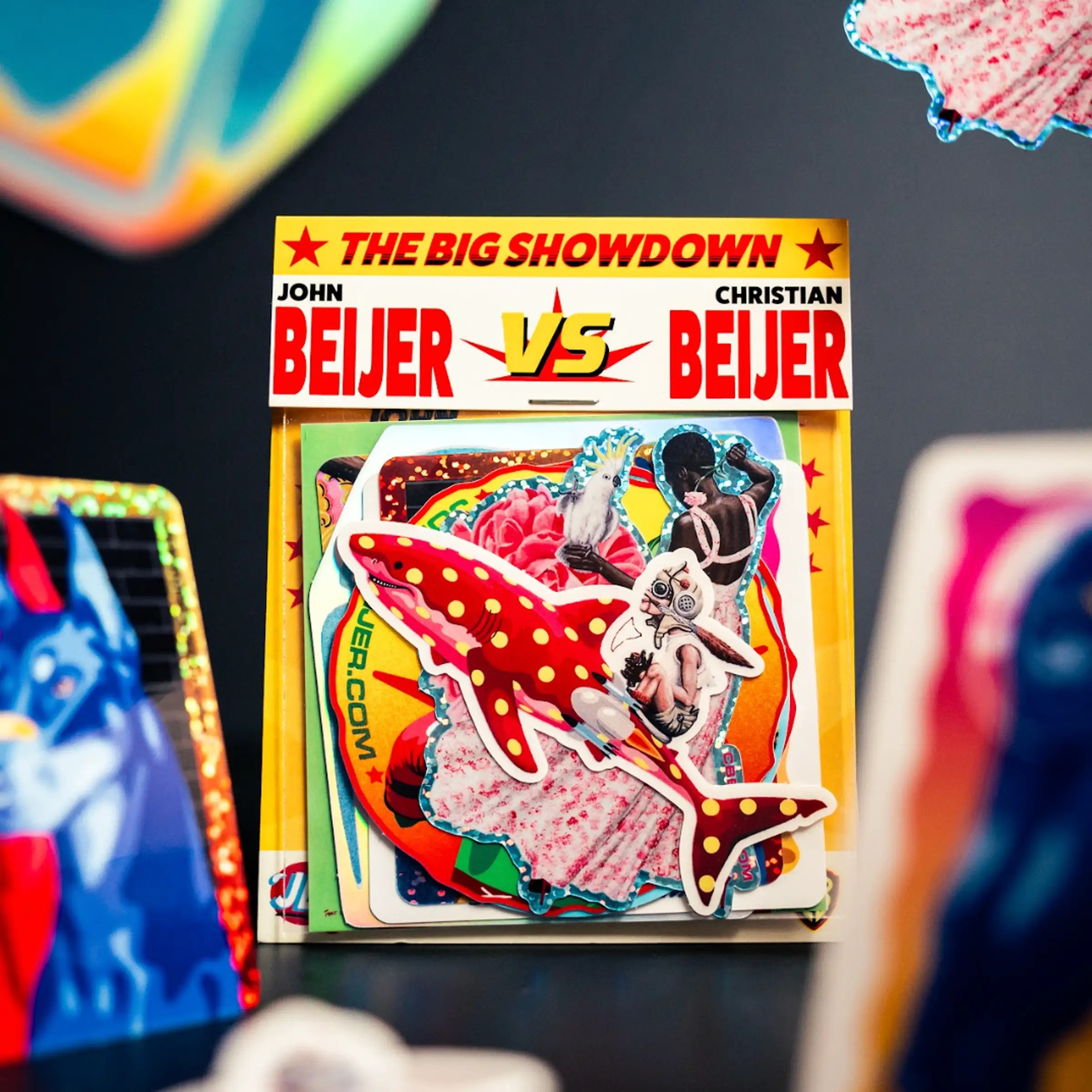 "The Big Showdown"-sticker pack fra John og Christian Beijer med glitterklistermærker og holografiske klistermærker