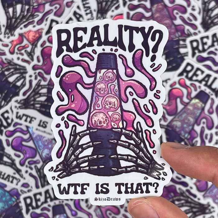 Konturskåret klistermærke i vinyl med skelethænder, der holder en lavalampe, svævende kranier og teksten "REALITY? WFT IS THAT?", foran en baggrund af klistermærker.