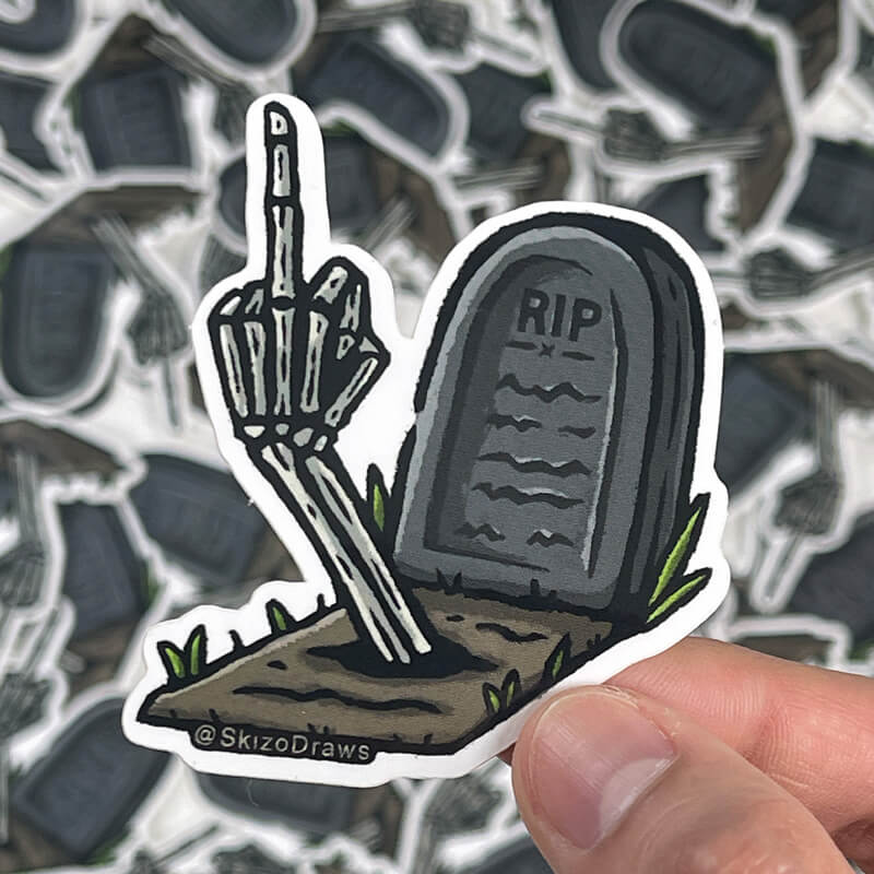 Konturskåret klistermærke i vinyl med en gravsten med teksten "RIP" og en skeletarm, der rækker langemand op fra jorden, foran en baggrund af klistermærker.